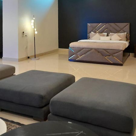 Stayvista At Wandering Vines Indoor Pool 4Bhk Luxury Villa In Delhi Sohna Exterior photo