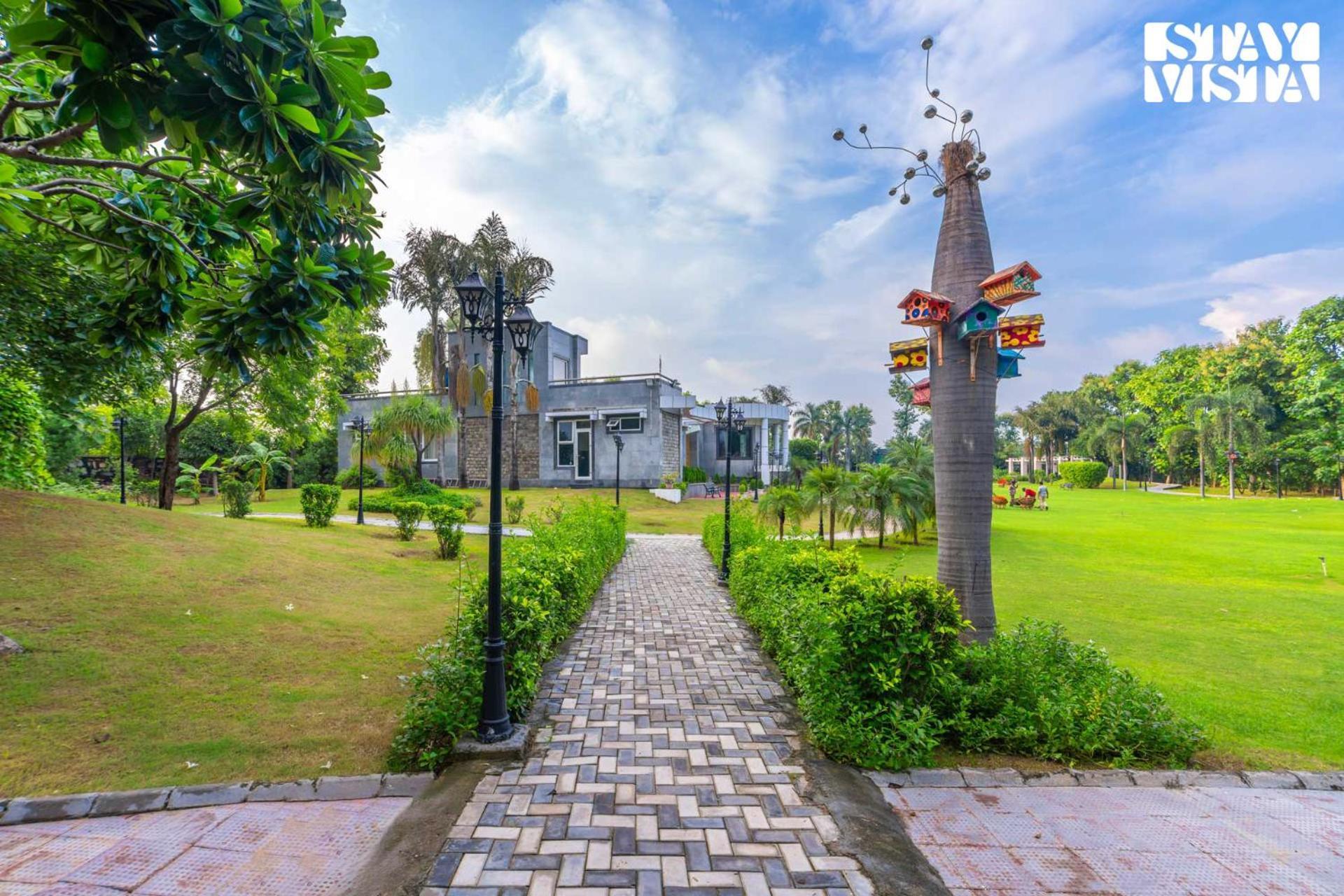 Stayvista At Wandering Vines Indoor Pool 4Bhk Luxury Villa In Delhi Sohna Exterior photo